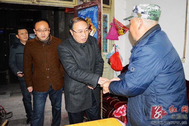 图为永顺县委书记石治平(右一)询问慰问对象的家庭生活情况.