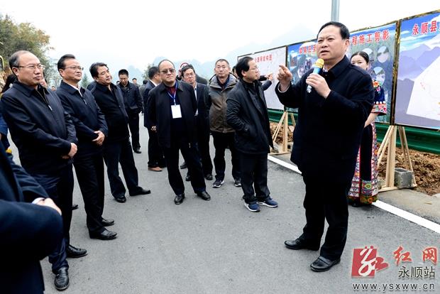图为叶红专(前左二)等一行在石堤镇考察湘西沃康油业精加工项目
