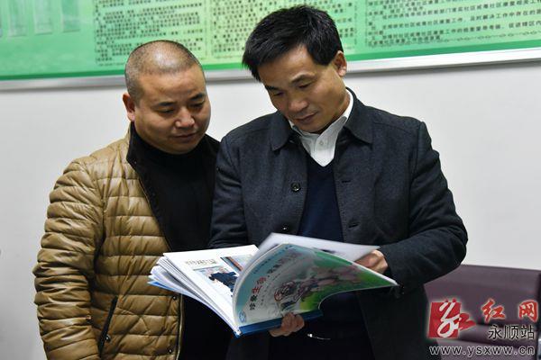 图为湖南省公安厅禁毒总队副总队长吴干呈(右一)在永顺县芙蓉镇查看